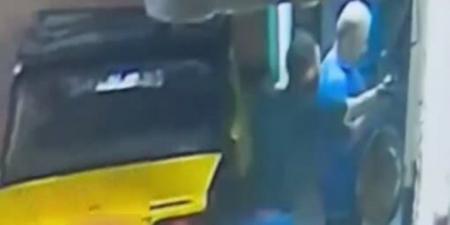 ظهرا بمقطع فيديو.. ضبط المتهمين بسرقة هاتف مسن أمام ماكينة صراف آلي بالإسكندرية