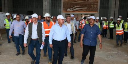 وزير النقل يتابع تقدم التشطيبات النهائية وتركيب القضبان لمحطات الخط الأول من القطار الكهربائي السريع
