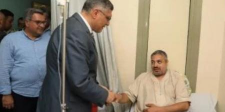 محافظ الجيزة يطمئن على الحالة الصحية لشهاب عبد العزيز بطل واقعة فتاة المنيب
