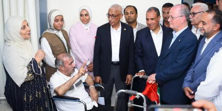 وزير الخارجية يرافق رئيس الوزراء الفلسطيني لزيارة الجرحى بمستشفى العريش