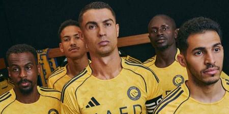 النصر السعودي و«أديداس» يطلقان قميص الموسم بعد تجميده بمكعب ثلجي