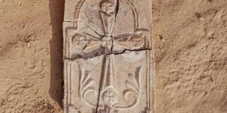أبوظبي.. اكتشاف صليب أثري بموقع دير مسيحي في جزيرة صير بني ياس