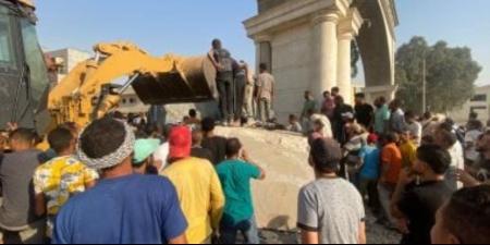 مصرع 3 وإصابة 7 فى تصادم تريلا وأتوبيس وسيارتين بالأوتوستراد.. صور