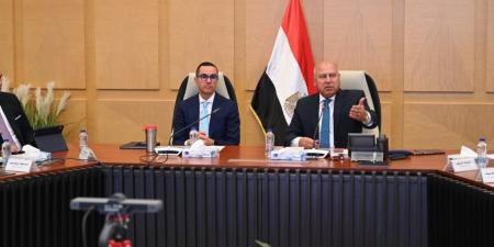 وزير الصناعة يبحث خطط إعادة تشغيل 8 خطوط إنتاج لخفض أسعار الأسمنت