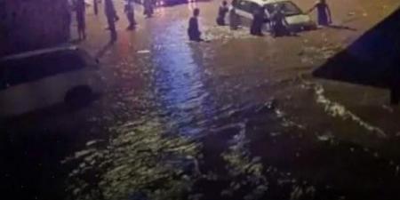 عدن.. خسائر مادية كبيرة بسبب الأمطار الغزيرة وتعذر هبوط رجلتين للخطوط الجوية اليمنية