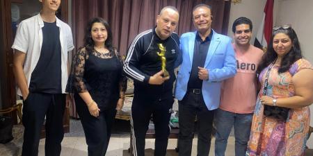 تامر عبدالمنعم يهنئ صناع فيلم التجلي على فوزه بجائزة أفضل إنتاج