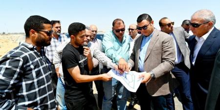وزير الإسكان يتفقد مشروعات تنفيذ شبكات المرافق بمنطقة جنيفة بمدينة الشروق