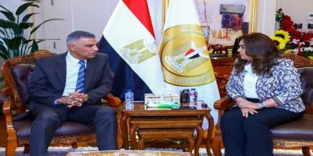 وزيرة التنمية المحلية تتابع مع محافظ أسوان المشروعات الإستثمارية