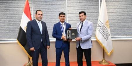 وزير الرياضة يلتقي بطل الكيك بوكس محمد راتب