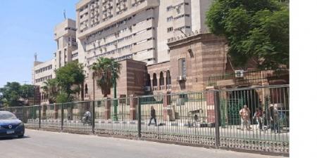سور محكمة أسيوط يحمي أرواح الأطفال أثناء خروجهم من المدارس