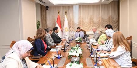 وزير الشباب يبحث التعاون مع المدير الإقليمي لهيئة إنقاذ الطفولة