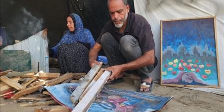 أن تحرق فنك لتمدد بقاءك.. فلسطيني يوقد لوحاته ليطهو بها