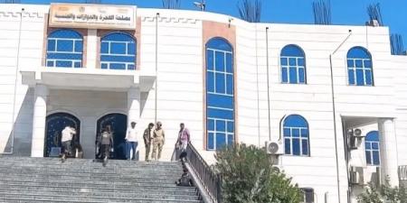 عدن.. حراسة جوازات خور مكسر تكشف أسباب الإغلاق وتتّهم إدارة الفرع و"نجل مسؤول" بالفساد