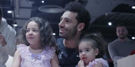 محمد صلاح يُنهي خصومة بين إبنتيه مكة وكيان بعد حصوله على الحذاء الذهبي