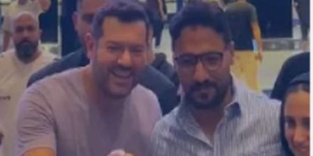 عمرو يوسف يحتفل بنجاح دوريش مع جمهوره فى السينمات