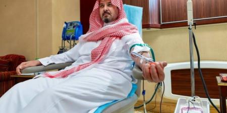 الأمير سلمان بن سلطان يتبرع بالدم تفاعلًا مع الحملة الوطنية السنوية للتبرع بالدم