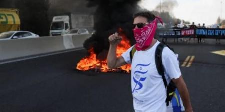 متظاهرون يغلقون الطريق السريع ويضغطون على نتنياهو