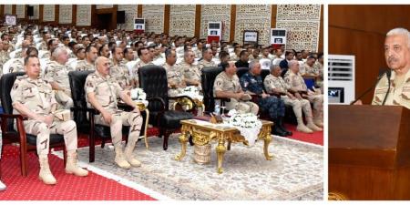 وزير الدفاع يلتقى بعدد من مقاتلى المنطقة الغربية العسكرية