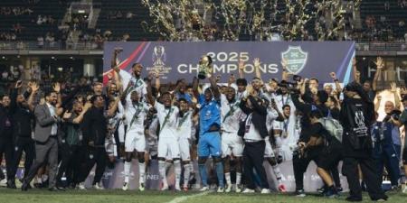الأهلي يتوج بلقب السوبر السعودي للمرة الثانية في تاريخه