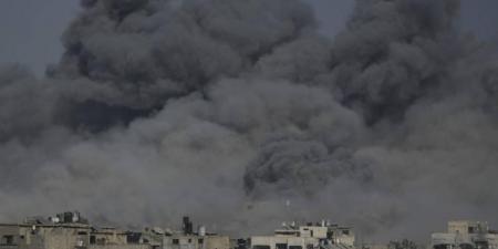 إسرائيل تكثف قصف غزة وتناور لاحتلالها عبر خطتين
