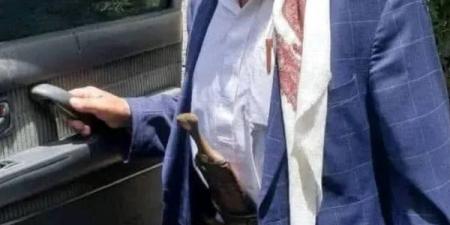 مريض نفسياً يقتل والده وابن عمه في إب
