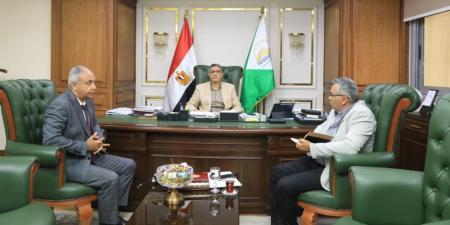 محافظ الجيزة يلتقي مساعد وزير الصحة لبحث دعم وتطوير المنشآت الطبية