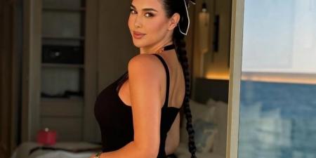 ياسمين صبري تخطف الأنظار بإطلالات صيفية ورياضية من رحلتها على البحر