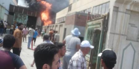 حريق هائل بمصنع للأدوات الكتابية بدمـياط الجديدة