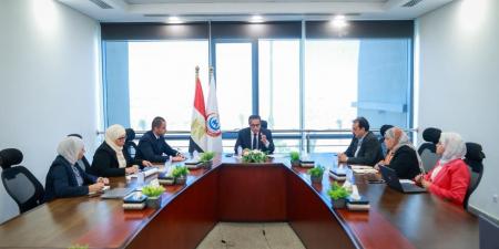 عبد الغفار يناقش مستجدات ملف تكليف أعضاء المهن الصحية