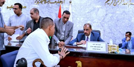 محافظ سوهاج يعقد اللقاء الأسبوعى للاستماع إلى شكاوى المواطنين