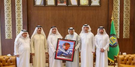 أمين عام مجلس التعاون يستقبل فريق منطاد الإمارات