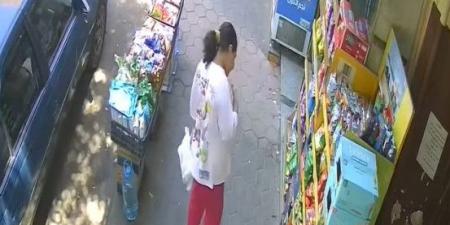 طفلة مصرية تهب ثمن "كيس شيبسي" لمحتاج.. والحكومة تكرمها بلقب "سفيرة الرحمة" (فيديو)