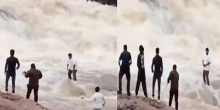 تيار مائي هائج يجرف مؤثراً هندياً