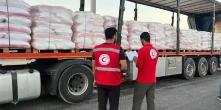الهلال الأحمر: أكثر من 1500 طن مساعدات إغاثية في قافلة «زاد العزة» الـ 24 إلى غزة
