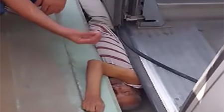 متابعة حادثة سقوط عمّ حسن من المترو... أربع كسور في القفص الصدري، إضافة إلى عدة كدمات وجروح