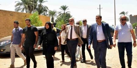 محافظ الأقصريتفقد لجنة مدرسة وادى الملكات بجولة الإعادة لانتخابات