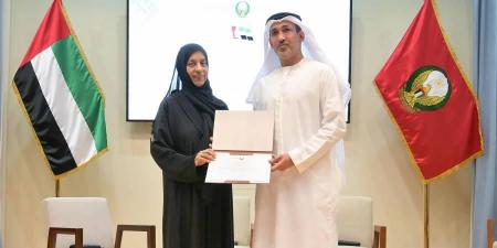 «الدفاع» تبرز مسيرة المرأة الإماراتية بالقوات المسلحة