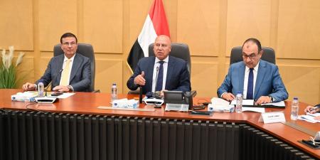 الوزير يبحث مع وزيري الزراعة وقطاع الأعمال تعظيم زراعة الكتان