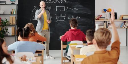 أحد أكثر المهن أهمية.. إرهاقا