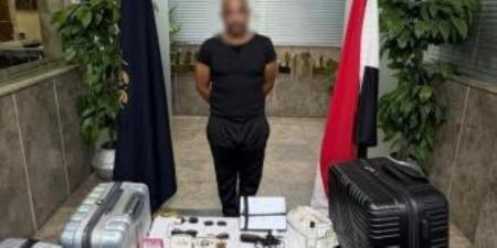 سائق بأحد تطبيقات النقل الذكي.. ضبط مرتكب واقعة سرقة حقائب ومشغولات ذهبية تمتلكها سيدتان أجنبيتان