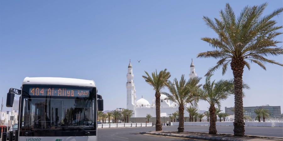 حافلات المدينة تبدأ بنقل الزائرين والأهالي إلى المسجد النبوي ومسجد قباء