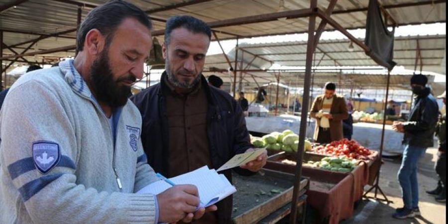 مجلس مدينة حلب يبدأ بتخصيص أصحاب البسطات وتسليمهم “استاندات” في سوق الخضار والفواكه الجديد