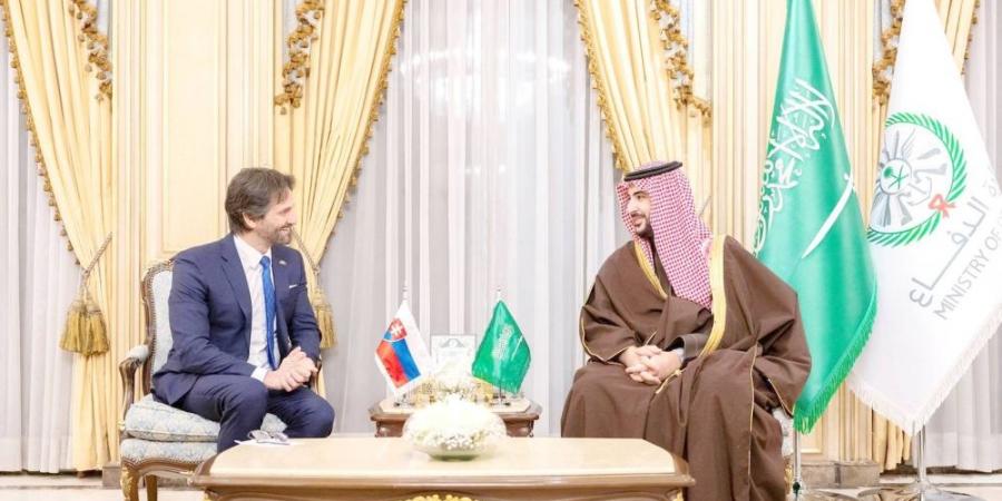 الأمير خالد بن سلمان يبحث المستجدات مع وزير الدفاع في سلوفاكيا