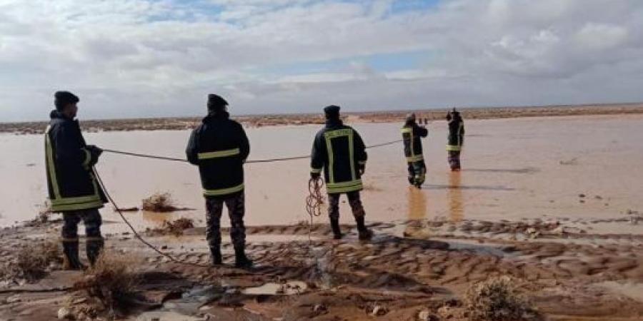 إنقاذ شخصين حاصرتهما السيول في الرويشد