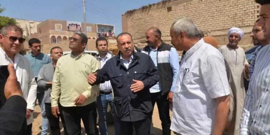 محافظ أسيوط يتفقد مبنى غير مستغل ويوجه بإعادة تأهيله لإنشاء حضانة ومشغل خياطة ومركز تحفيظ القرآن الكريم