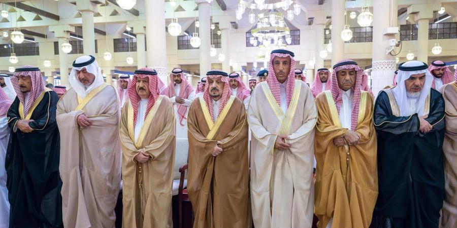 أمير منطقة الرياض ونائبه يؤديان صلاة الميت على صاحب السمو الأمير ناصر بن فهد بن عبدالله بن سعود بن فرحان آل سعود