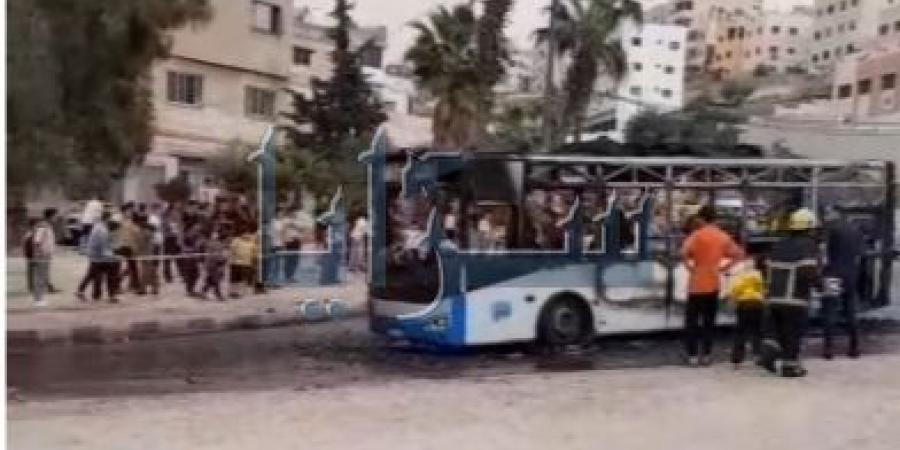 بالفيديو ..  احتراق حافلة نقل عام قرب دوار مغفر جبل النصر في عمّان