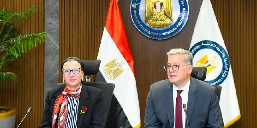 وزيرا البيئة والبترول يناقشان سبل خفض الإنبعاثات الكربونية في مصر