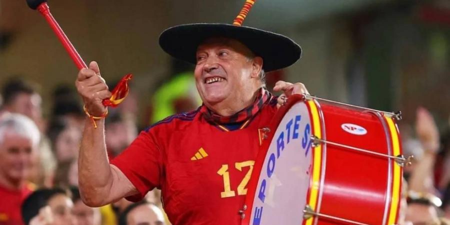 «مانولو» يتوقف عن تشجيع منتخب إسبانيا بعد 43 عاماً