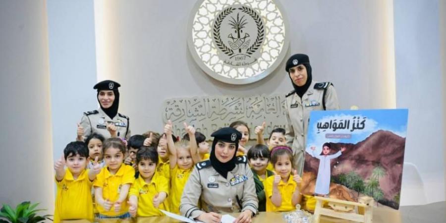 د.ابتهال بالعمى توقع «كنز المواهب» في جناح شرطة الشارقة بالقرائي للطفل